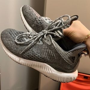 Women’s Adidas alpha bounce US 7